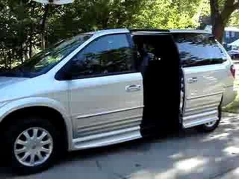 2002 Chrysler Town & Country LXI Braun Entervan3