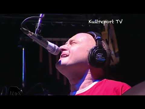 Phil Collins joins The Musical Box (Genesis tribute band) to perform “The Musical Box” @ Genève 2005