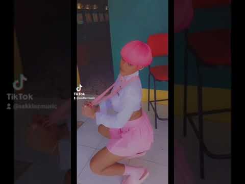 Sekklez dances to Nicki Minaj / Skeng “Likkle Miss Remix”!
