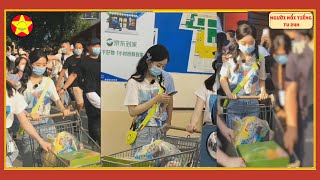 Zhao Liying went to the supermarket to shop, was surrounded by fans and blocked in the middle of the
