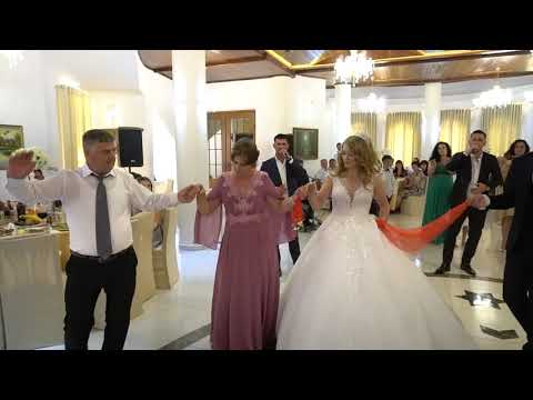 Familja hap vallen e pare .Dasem shqipetare( Dasma Mario-Jona) Video HD