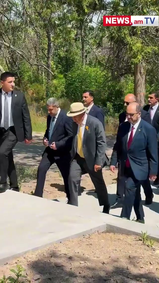 Փաշինյանին Բուսաբանական այգում ուղեկցում է Արմեն Փամբուխչյանը