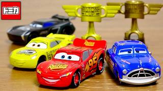 歴代のピストンカップが並んだ！カーズトミカ ライトニング マックィーンデイ2026年特別仕様 マックィーン＆ドック・ハドソン ピストンカップ付き 20周年おめでとう！