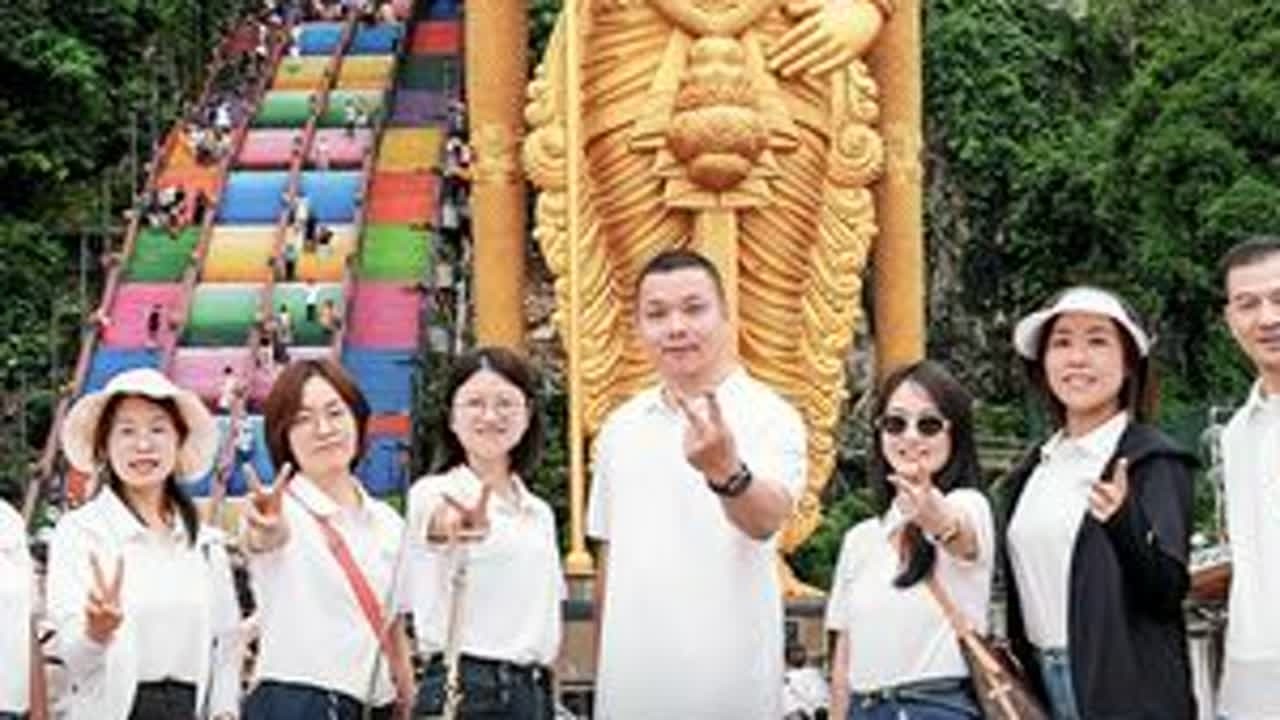挑战登顶黑风洞270级彩虹楼梯！#黑风洞 #黑风洞马来西亚 #团建 #爬楼梯 #罗宁弟