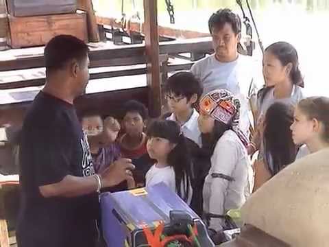 afbeelding สลัดตาเดียวกับเด็ก 200 ตา เบื้องหลัง