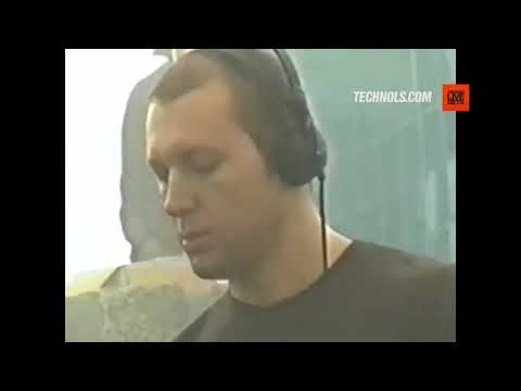 Marco Carola with hair and playing Techno with vinyl in the year 2002 😎💣