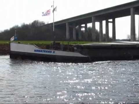 Vorbeifahrt Binnenschiff Nawatrans X GMS 02318913 zu Tal auf der Hunte bei Autobahnbrücke A 29