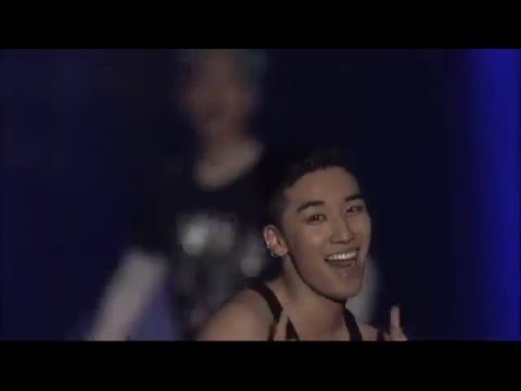Seungri showing off his abs