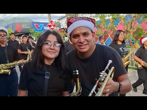 Banda y chaporristas de FRAY BARTOLOME DE LAS CASAS JUAYUA Desfile de los artistas NAVIDEÑO 