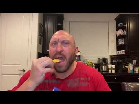 мужик ест чипсы на протяжении 18 секунд