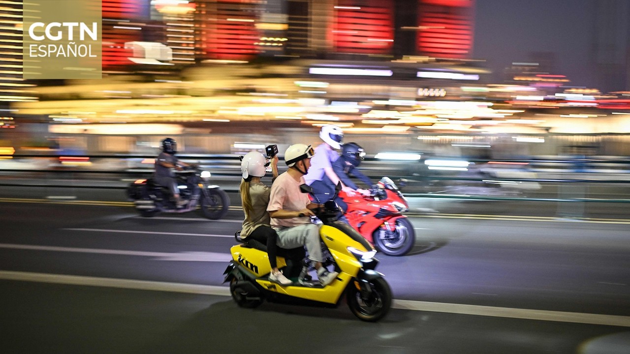 Turistas extranjeros hacen fila para sesiones de fotos en motocicleta en Chongqing