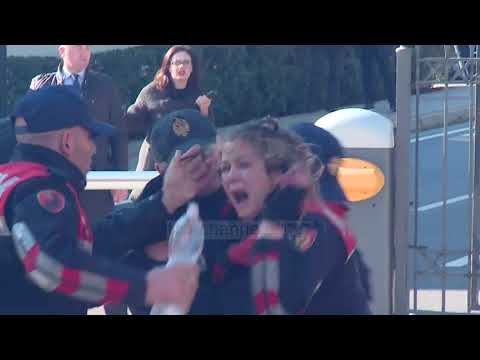 Polices i këpusin gishtat - Top Channel Albania - News - Lajme