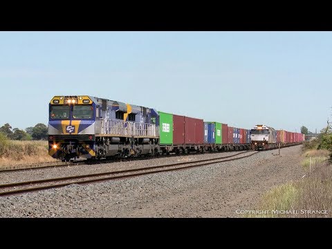 7922V Overtakes Broad Gauge QUBE Hay Train -  PoathTV Australian Railways