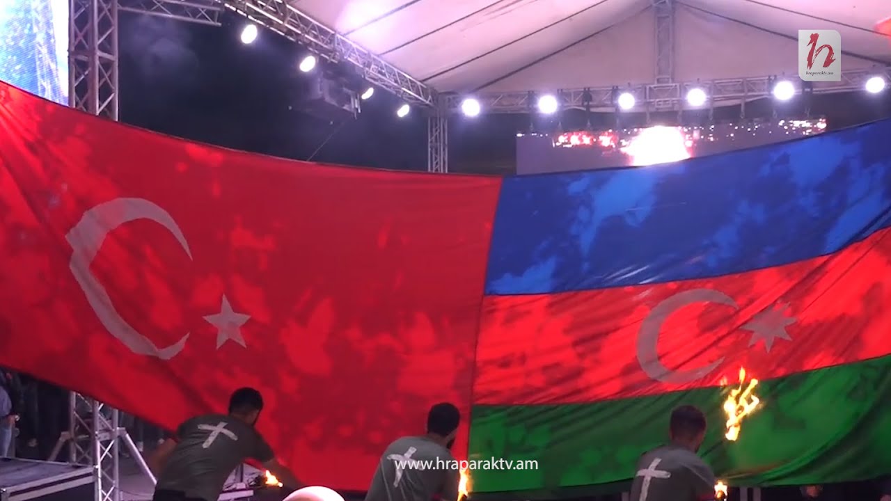 Հրապարակում այրեցին Թուրքիայի և Ադրբեջանի դրոշները