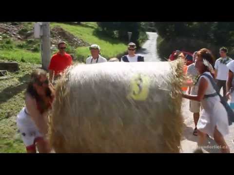 V ČERNOVÍRU PO PÁTÉ ROLOVALI SLÁMU