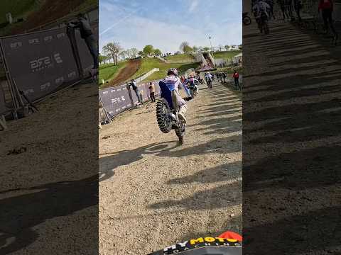 Il fait ça devant moi ?! #motocross #stoppie