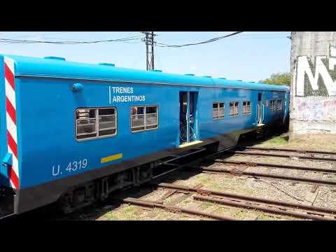 Tren rumbo a Sáenz cruzando a nivel el ramal Temperley-Haedo junto a las obras del viaducto