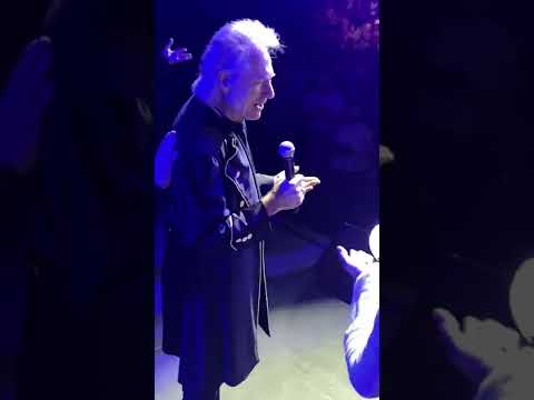 Happy Together Tour 2022 artists surprise Gary Pucket and wish him happy birthday. 8/29/22