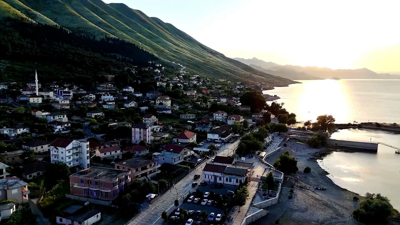 Shiroka, magjia mes liqenit dhe malit, turistët e frekuentojnë këtë perlë për natyrën   
