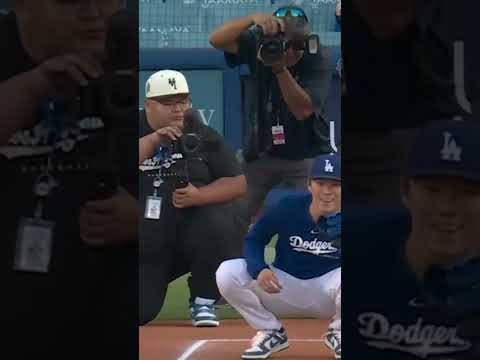 Yoshinobu Yamamoto picked a young fan to throw out the first pitch on his bobblehead night 🔥