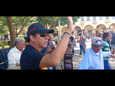 El tambor de la Alegría, ritmo panameño suena en la Plaza de la Libertad en San Salvador.
