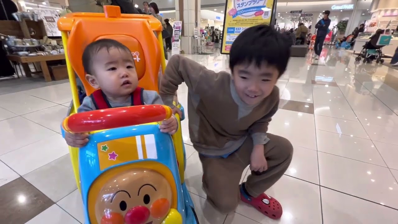 おーいじゅたろうくんとじょうたろうくん　初めてのキャラくるカートでお出かけするよ！