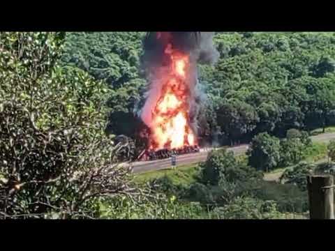 CAMINHÃO TOMBA E PEGA FOGO EM NOVA LARANJEIRAS