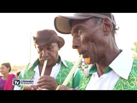 Pablo vista o grupo de Reisado de Dona Maria dos Reis, em Barreiras- BA.