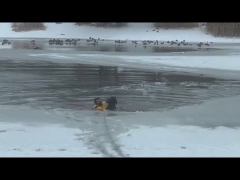 US-Feuerwehrmann rettet in Eis eingebrochenen Hund