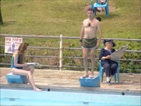 מבצע סבתא קרמבו והמתנדבת בבריכה