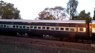 preview picture of video 'Karnataka Express .New Delhi -Bangluru'