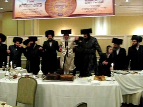 Kretchnifer Rebbe singing & dancing