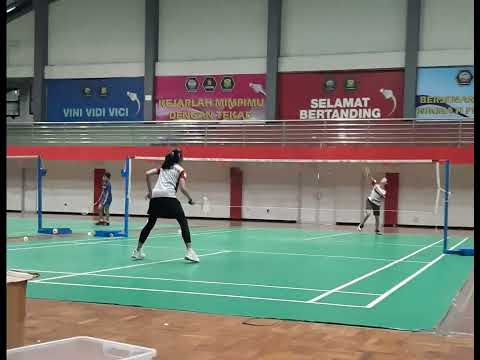 latihan Badminton Hayu Masyita