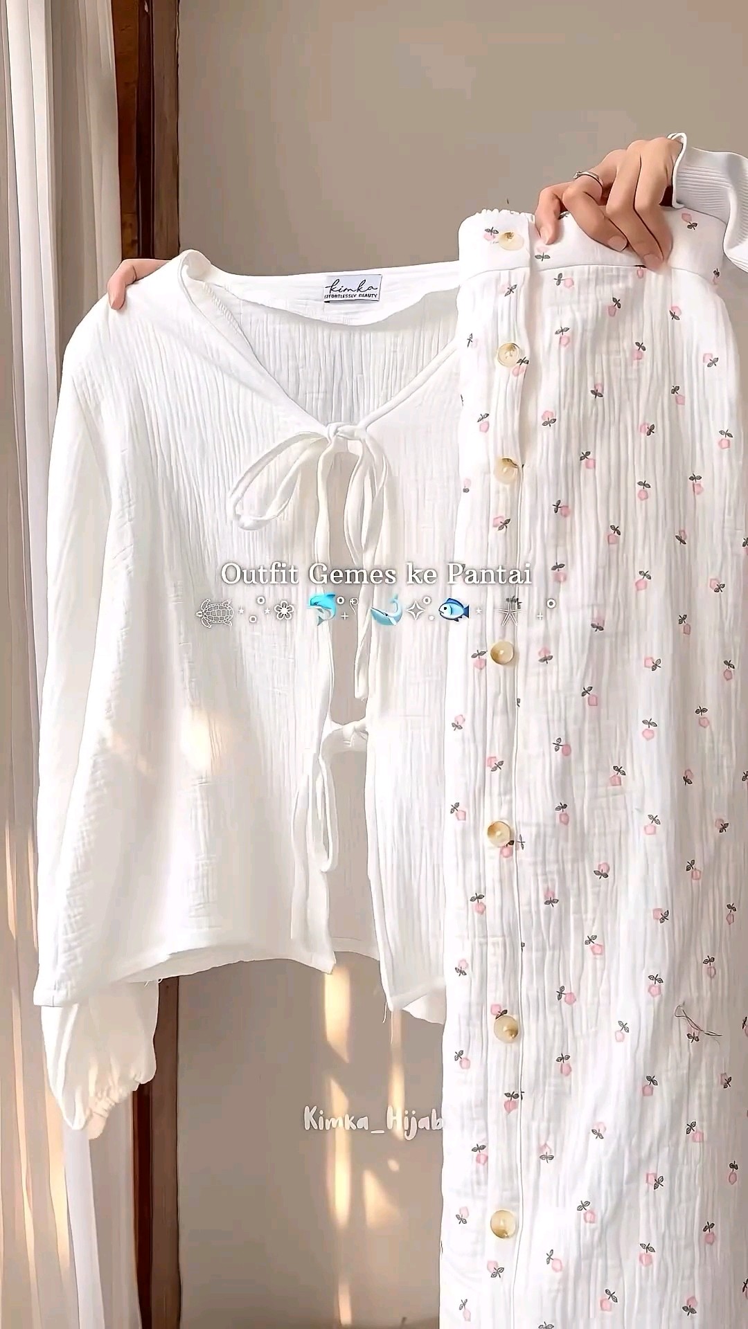 Siap-siap tampil gemes di pantai dengan outfit kece ini! 🌊✨ Cek link produk di bio ya!