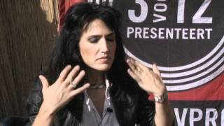 3VOOR12 Interview: Janne Schra met Joan as Policewoman op Lowlands 2011