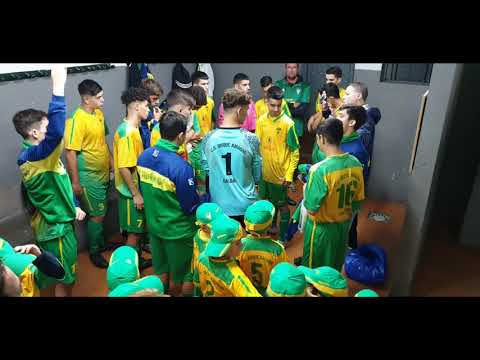 Los juveniles del CD Roque Amagro rinden homenaje a los pre-benjamines del club