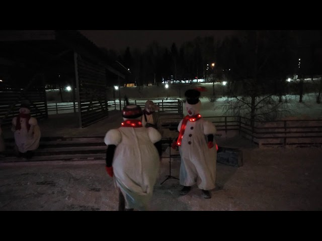 Артисты передвижного уличного театра - студенты Казанского театрального училища, побывали на гастролях в Бугульме. Они показали местным жителям новогоднюю постановку «Снеговики» на набережной центрального водоема и площади Ленина.