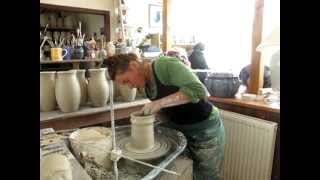 preview picture of video 'Katharina throwing a large vase'