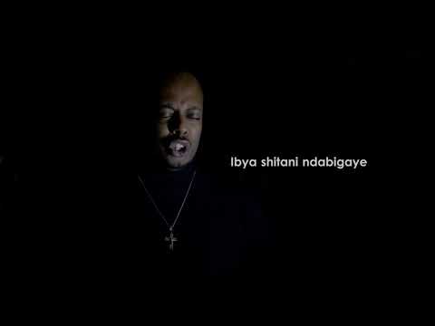 Kizito Mihigo Interprète "NDI UMUKRISTU" - chant catholique traditionnelle