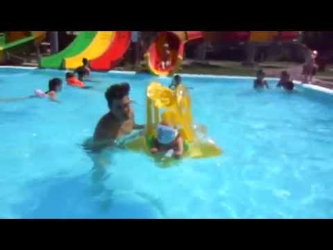 Zsanett a strandon lubickol