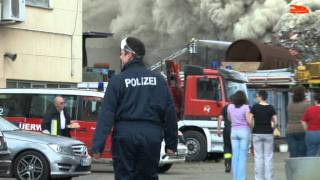preview picture of video 'Giftige Gase nach Brand in Rohstoffverwertungsbetrieb - 2 Verletzte - 46 Personen evakuiert'