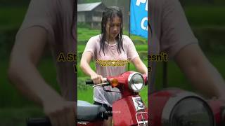 Download lagu Wanita Cantik dengan Motornya Mogok Saat Hujan Lebat #rainscene #strongwomen #shortsvideo mp3