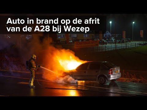 Autobrand op de afrit van de A28 bij Wezep - ©StefanVerkerk.nl