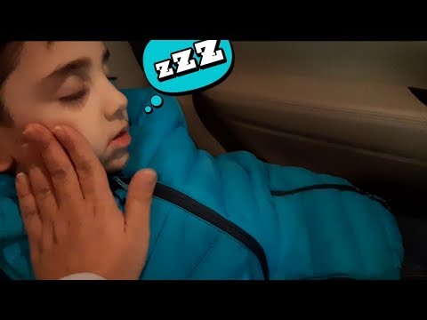 Efe Ve Emir Arabada Uyuya Kaldı - Hamburger Pizzayı Duyunca Hemen Uyandı.