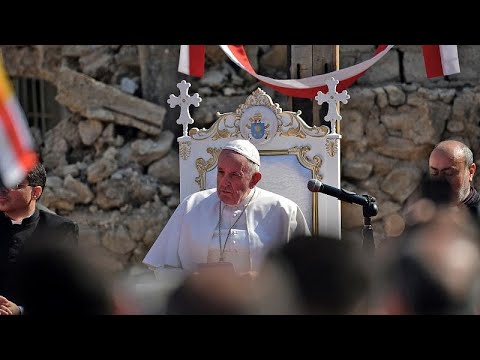 البابا يصلي لراحة ضحايا الحرب فوق ركام كنائس الموصل ويصف تناقص أعداد المسيحيين بـ"الضرر الكبير"…