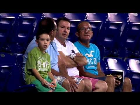 Menino dançando em jogo de Baseball em Miami!!!