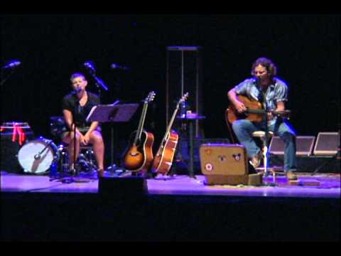 WM3 Rally - Eddie Vedder & Natalie Maines - Close Your Eyes