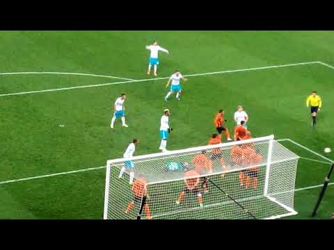 Shakhtar - Schalke 04 dangerous free kick
