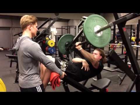 Extreme abs in Hammer strenght shoulder press machine! Gymmet Luleå.