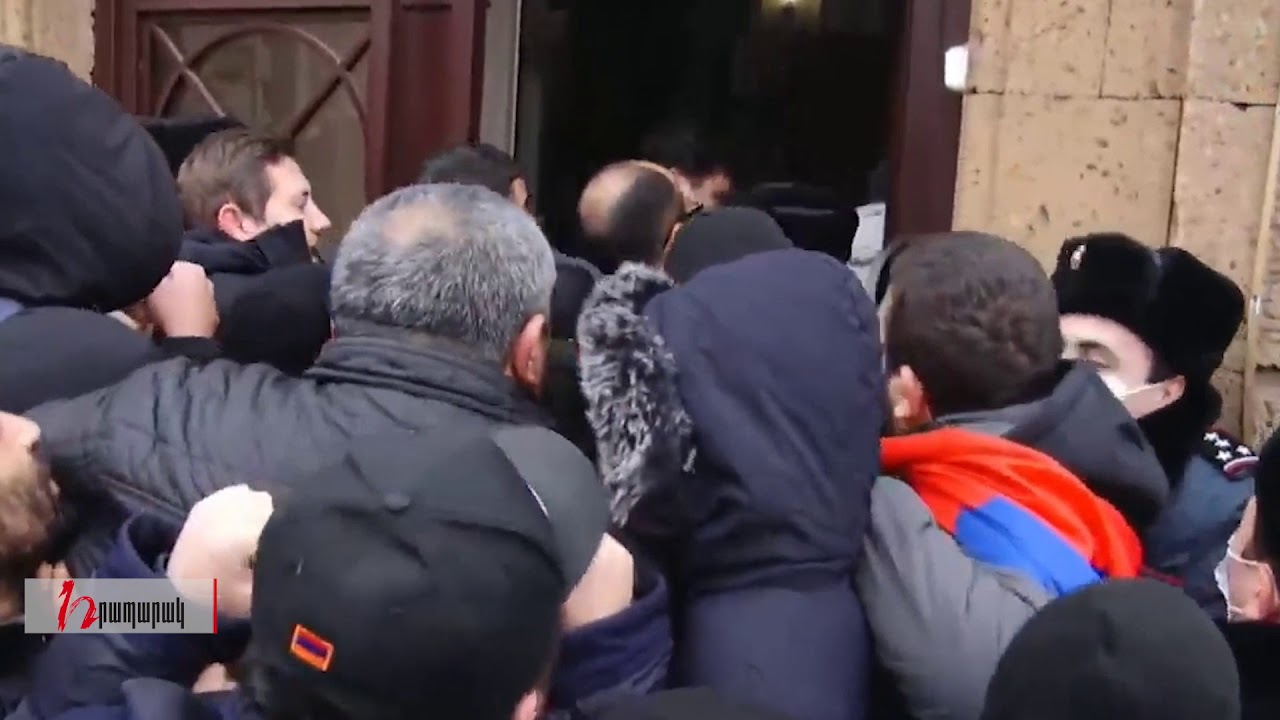 Փաշինյանի հրաժարականը պահանջողները մտել էին Կենտրոն վարչական շրջանի շենք